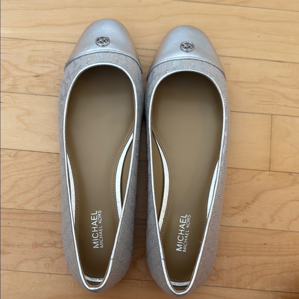 🌸SOLD🌸Michael Kors Whitney Flex Flats with Classic Design in Silver